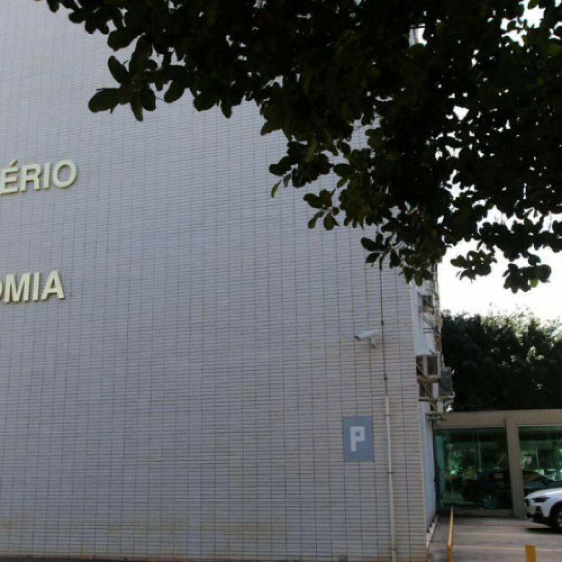 Governo reduz para R$ 95,8 bilhões previsão de déficit para 2021