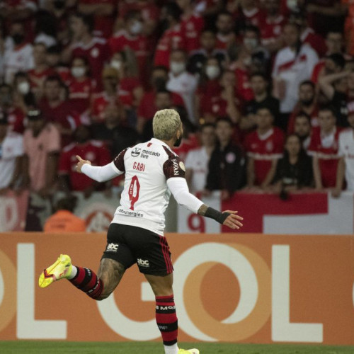 Flamengo bate Internacional e mantém sonho do Brasileiro vivo