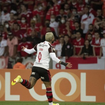 Flamengo bate Internacional e mantém sonho do Brasileiro vivo