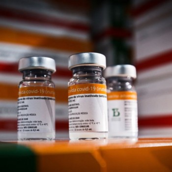 Covid-19: proteção da CoronaVac pode ser menor em pessoas com HIV