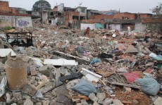 Moradores reclamam de entulho de casas demolidas