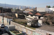 Garagem abandonada se torna potencial para foco de Aedes