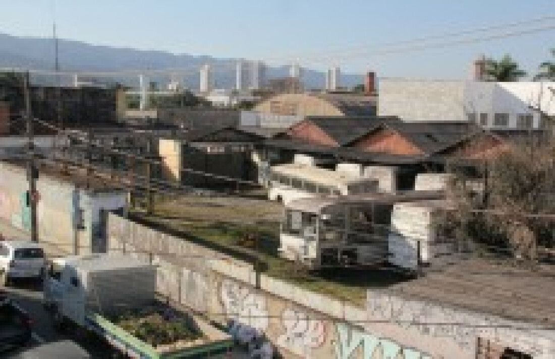 Garagem abandonada se torna potencial para foco de Aedes