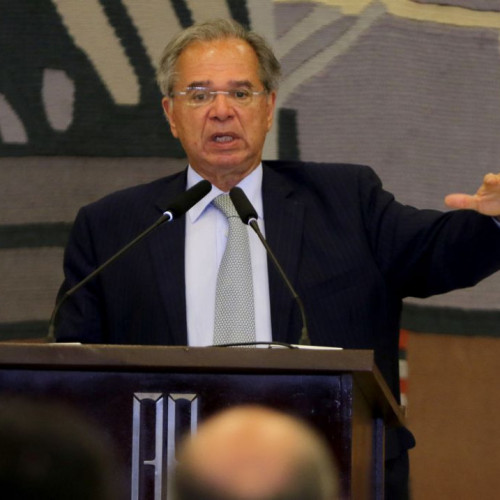 Dólar alto estimula investimentos no país, diz ministro