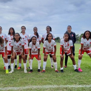 Times 100% femininos encaram equipes masculinas em torneio infantil