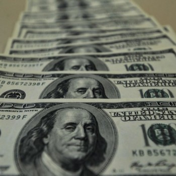 Dólar sobe pelo quarto dia seguido e chega a R$ 5,57