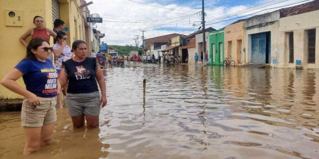 Rompimento de barragem provoca inundações e alagamento no Ceará