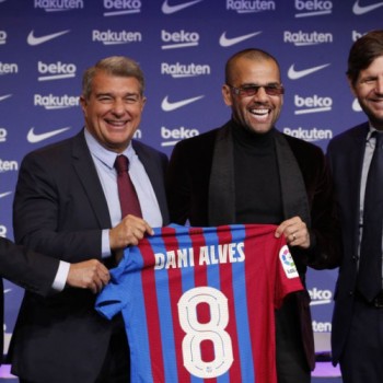 Daniel Alves é apresentado pelo Barcelona