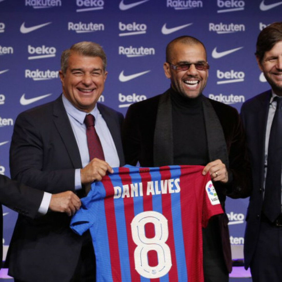 Daniel Alves é apresentado pelo Barcelona
