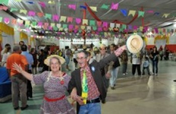 Arraiá da Melhor Idade em itaquá é neste final de semana: