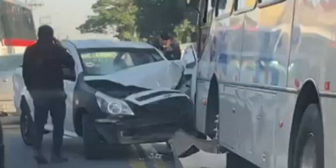 Carro bate em ônibus na Prudente de Moraes, em Suzano