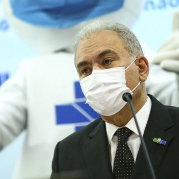 É preciso olhar o que acontece em outros países, diz ministro da Saúde