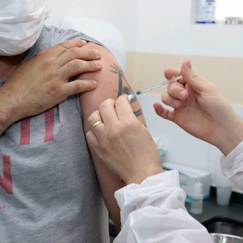 Mais de 241 mil pessoas tomam a 1ª dose contra o coronavírus
