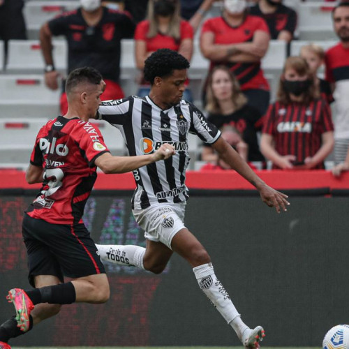 Atlético-MG bate Athletico-PR e se aproxima do título Brasileiro