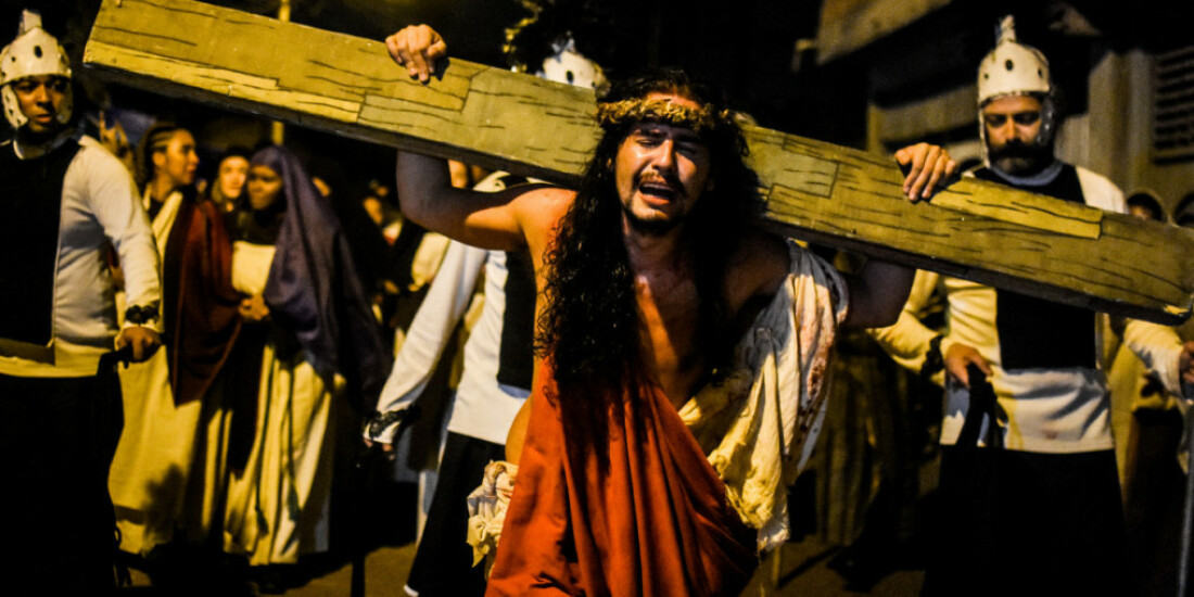 Com cenário realista, Passos da Paixão volta aos palcos após pandemia