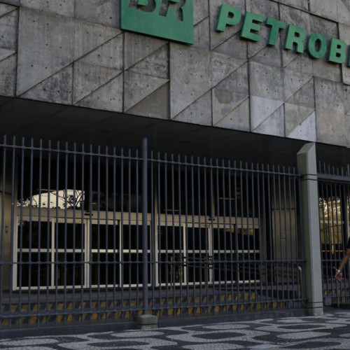 Petrobras reduz despesas com juros e encargos da dívida financeira