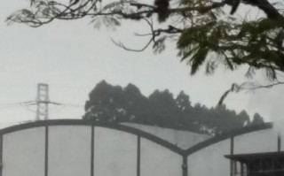 Carreta tomba em fábrica de Jundiapeba e deixa motorista ferido -