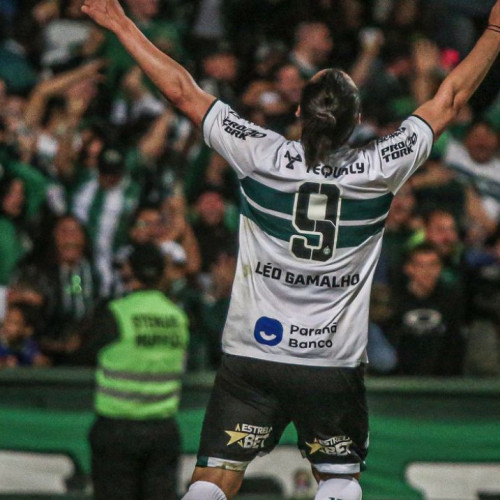 Coritiba vence no fim e aguarda rodada para celebrar acesso à Série A