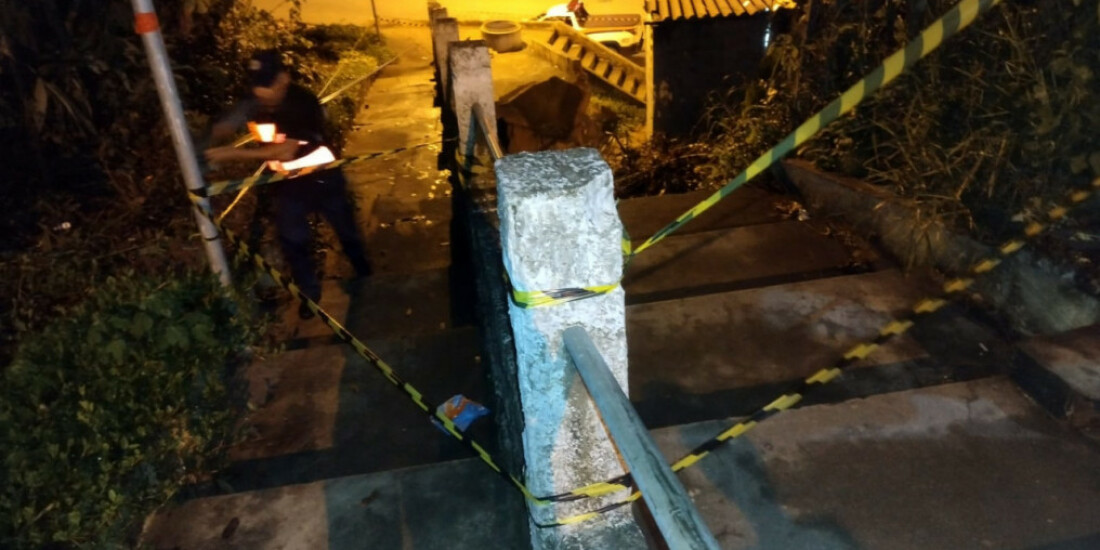 Parte de uma escadaria desaba no Jardim São José