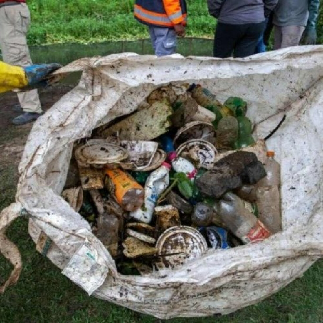 Prefeitura faz limpeza superficial do rio Tietê
