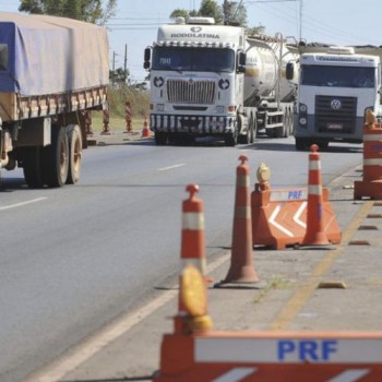 Estradas para o litoral paulista têm congestionamento  