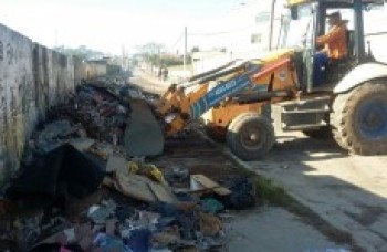 Prefeitura recolhe lixo e entulho