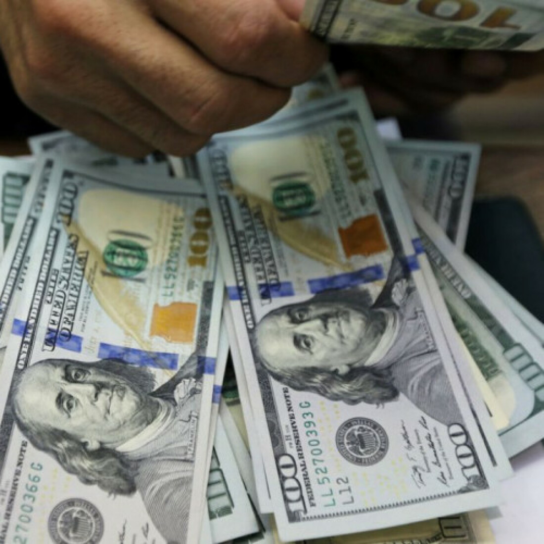 Dólar sobe para R$ 5,45, mas tem segunda queda semanal seguida