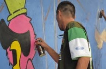 Grafiteiros revitalizam muro perto do Náutico