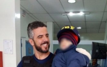 Garoto pede ajuda a polícia para mãe que passava mal