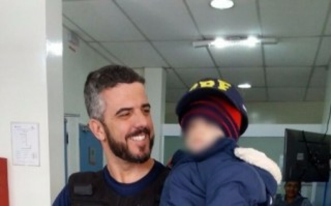 Garoto pede ajuda a polícia para mãe que passava mal