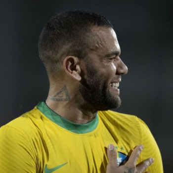 Barcelona anuncia retorno de Daniel Alves após cinco temporadas