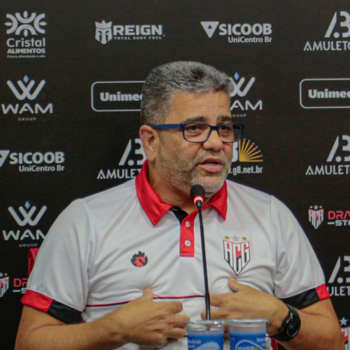 Marcelo Cabo é apresentado no Atlético-GO