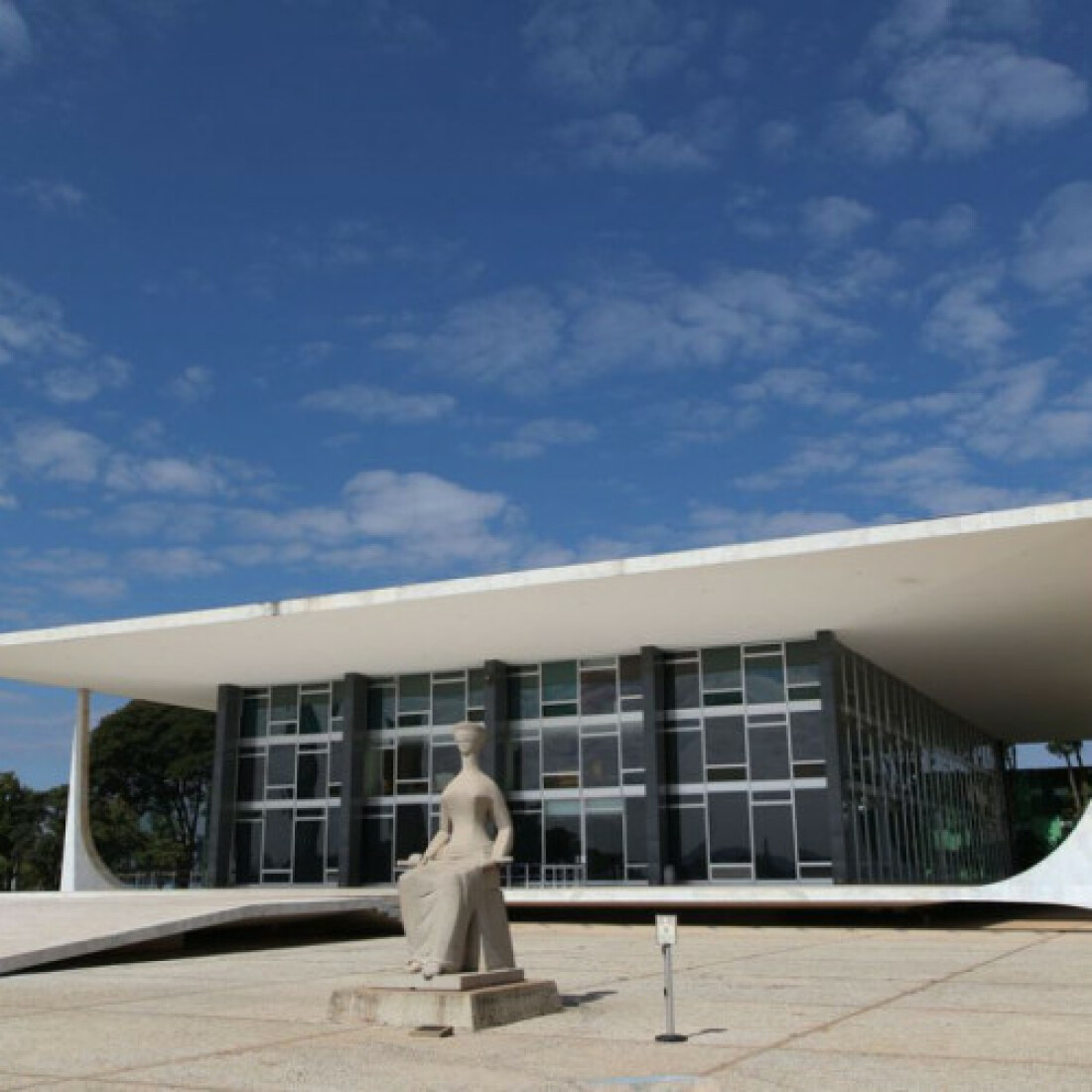 STF derruba proibição de trabalho de cônjuges de servidores do MRE