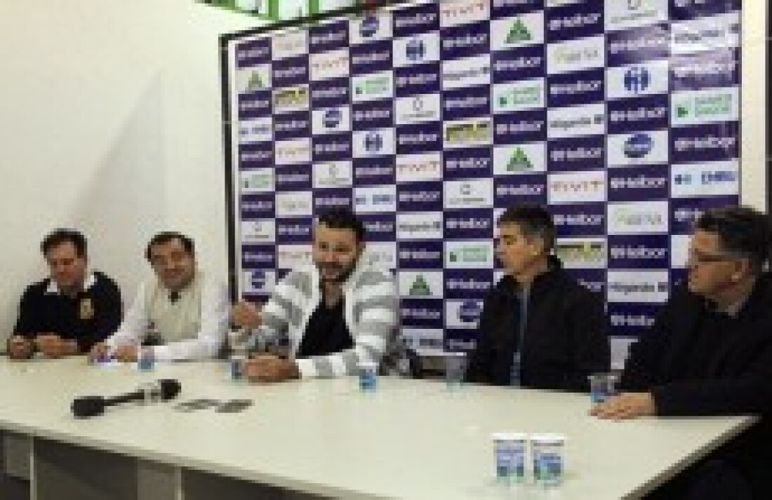 Caio Torres é apresentado e diretoria já adianta reforços