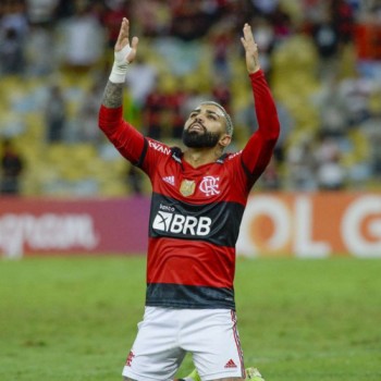 Flamengo vence Bahia e continua sonhando com o Brasileiro