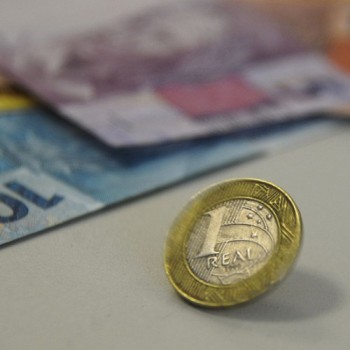 Juros consomem quase 12% da renda das famílias, diz pesquisa