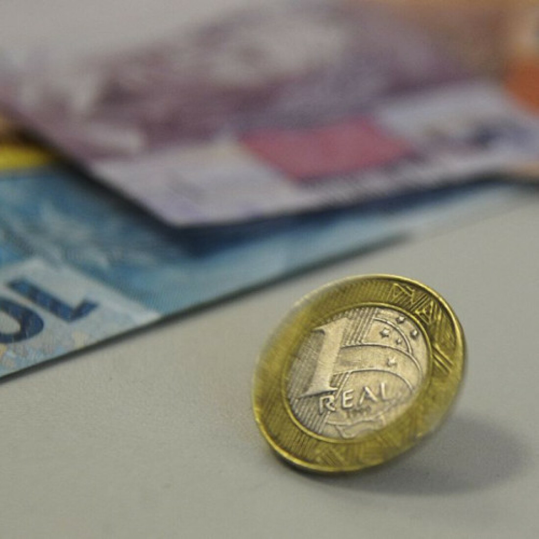 Juros consomem quase 12% da renda das famílias, diz pesquisa
