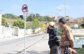 Agentes de trânsito fazem fiscalização em túnel
