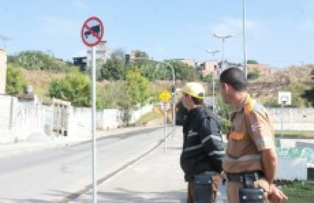 Agentes de trânsito fazem fiscalização em túnel