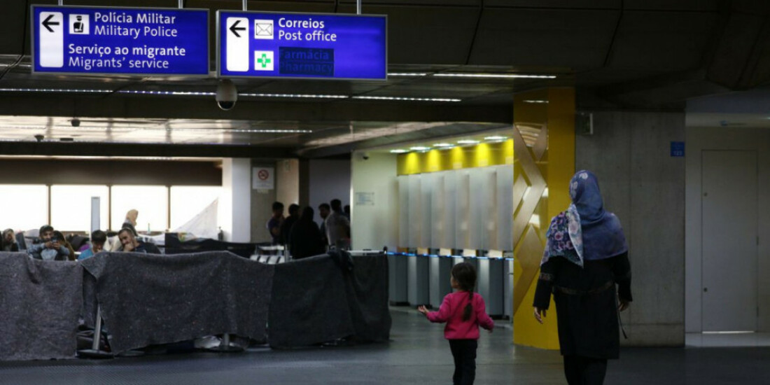 Imigrantes afegãos voltam a acampar no aeroporto de Guarulhos