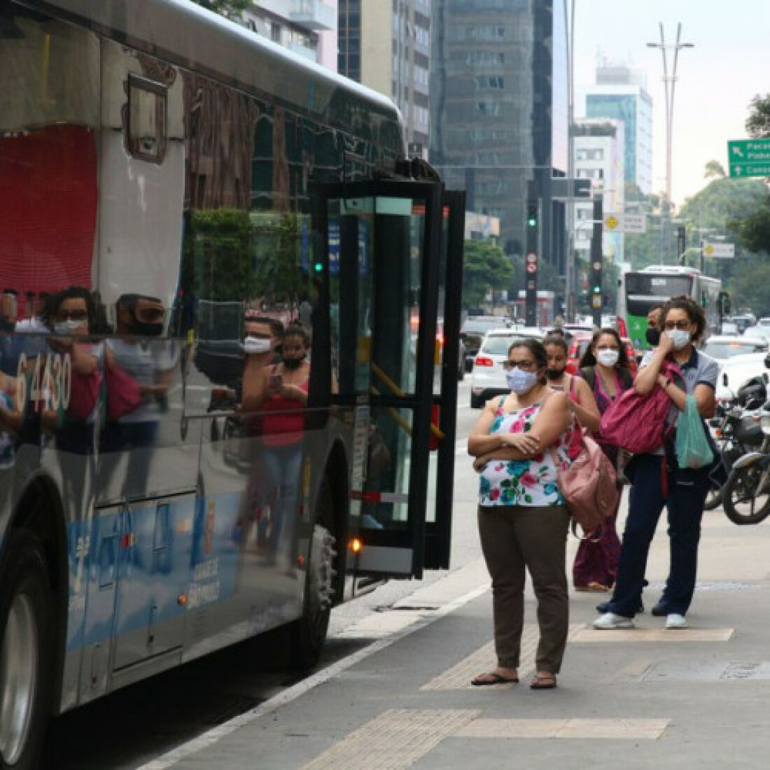 País registra maior queda na média móvel de óbitos por covid-19