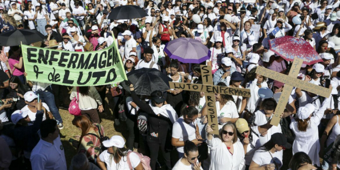 Enfermeiros protestam na Esplanada por pagamento do piso salarial
