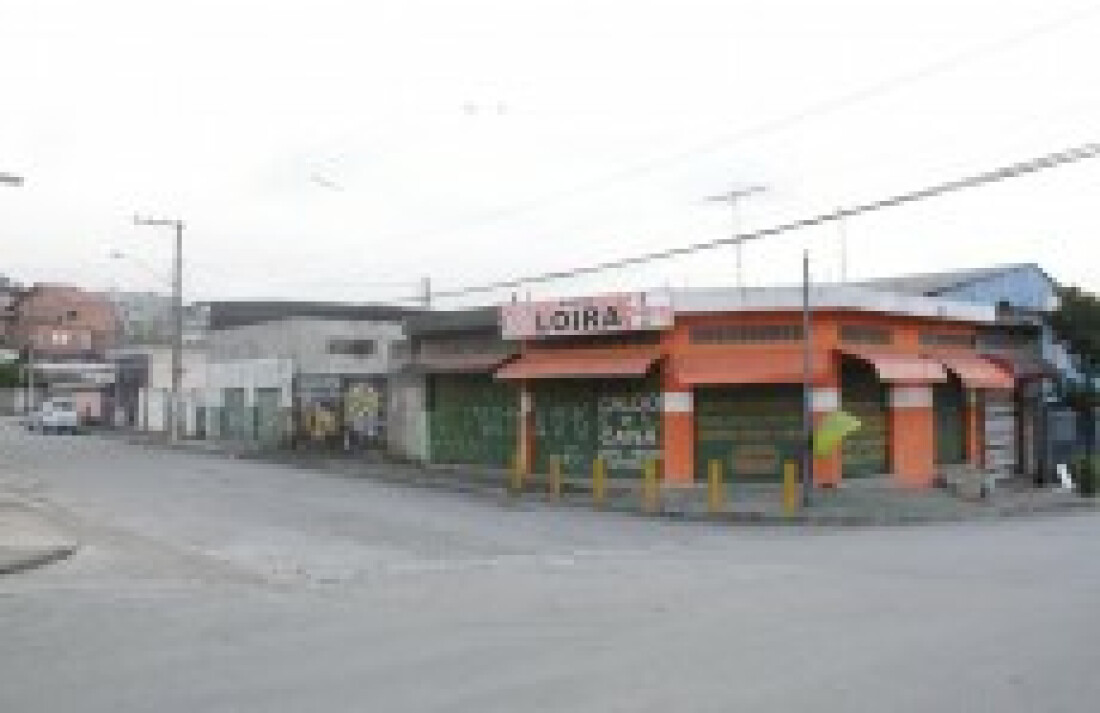 Comerciante é morto a tiros dentro do carro