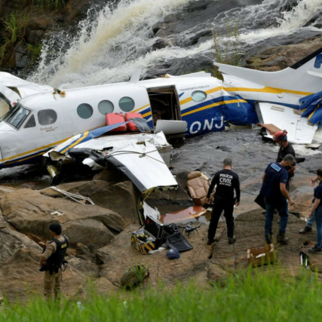 Motores do avião que caiu com Marília Mendonça são resgatados