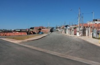 Famílias recebem escrituras e títulos de legitimação de posse