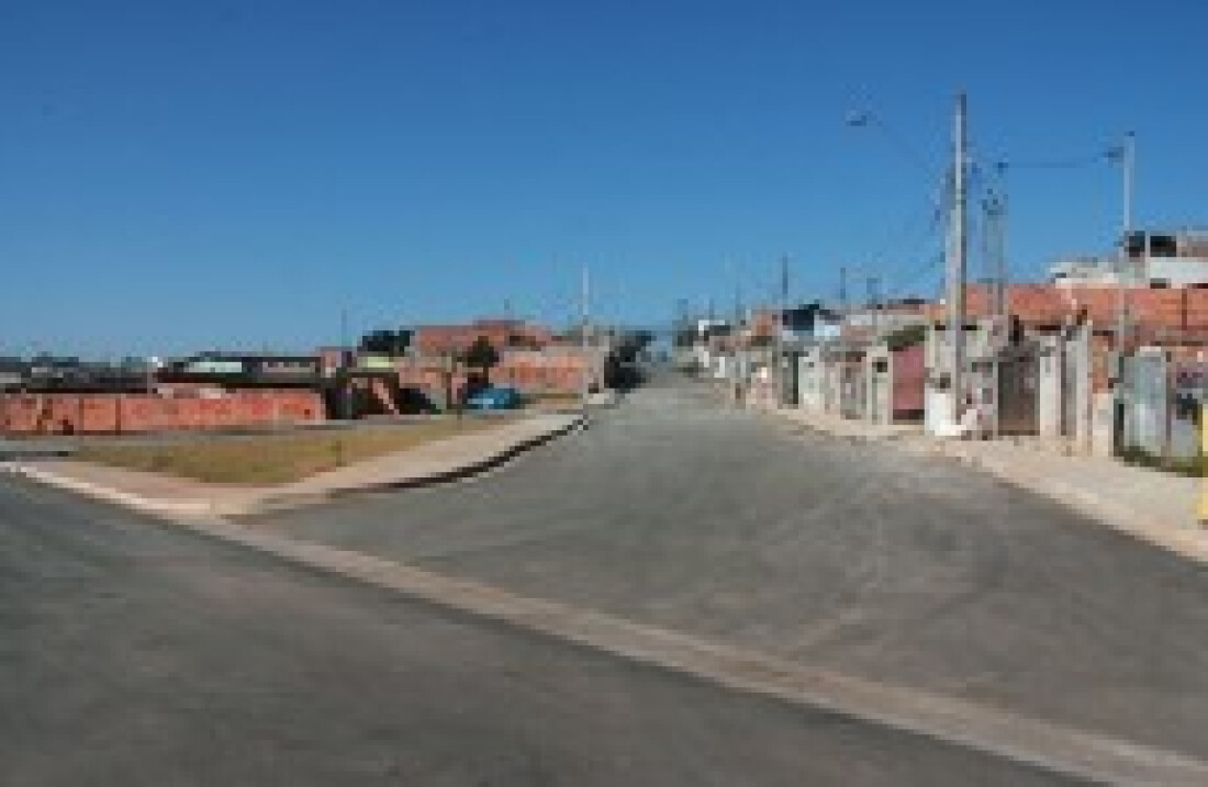 Famílias recebem escrituras e títulos de legitimação de posse