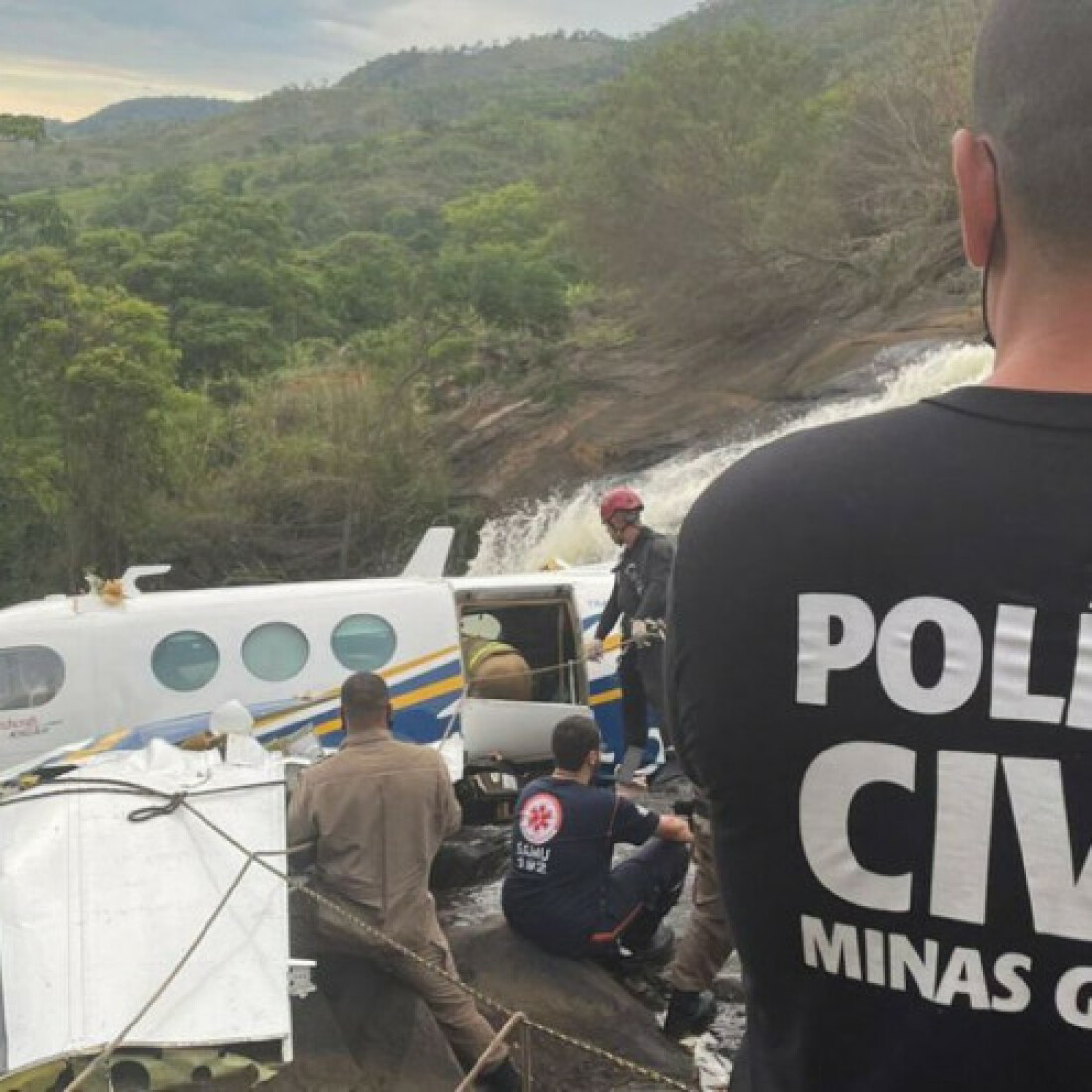 Corpos de tripulantes de avião são sepultados no Distrito Federal