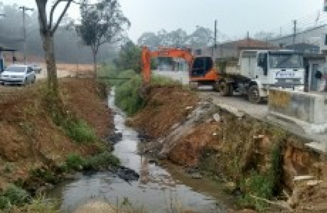 Córrego do Jardim das Flores recebe limpeza