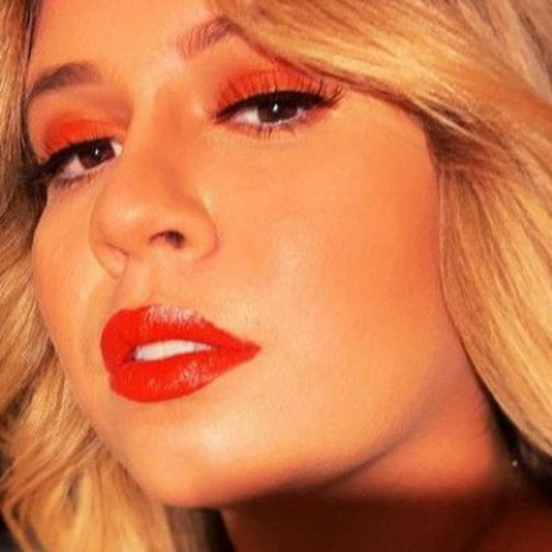 Fãs desolados se despedem de Marília Mendonça em velório