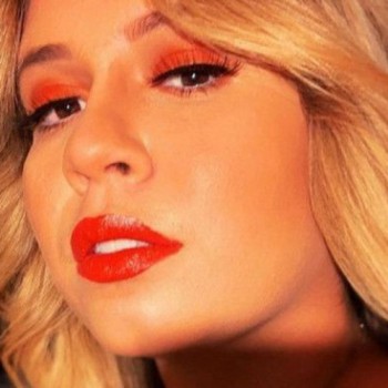 Fãs desolados se despedem de Marília Mendonça em velório